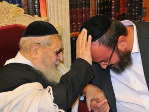 מימון מקבל ברכה מהרב עובדיה. התוכנית מספר אחת בקרב הש"סניקים | צילום: מרדכי אסרף