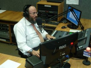 "האנרגיות שלו מטורפות". עמי מימון בשידור | צילום: שמעון איפרגן
